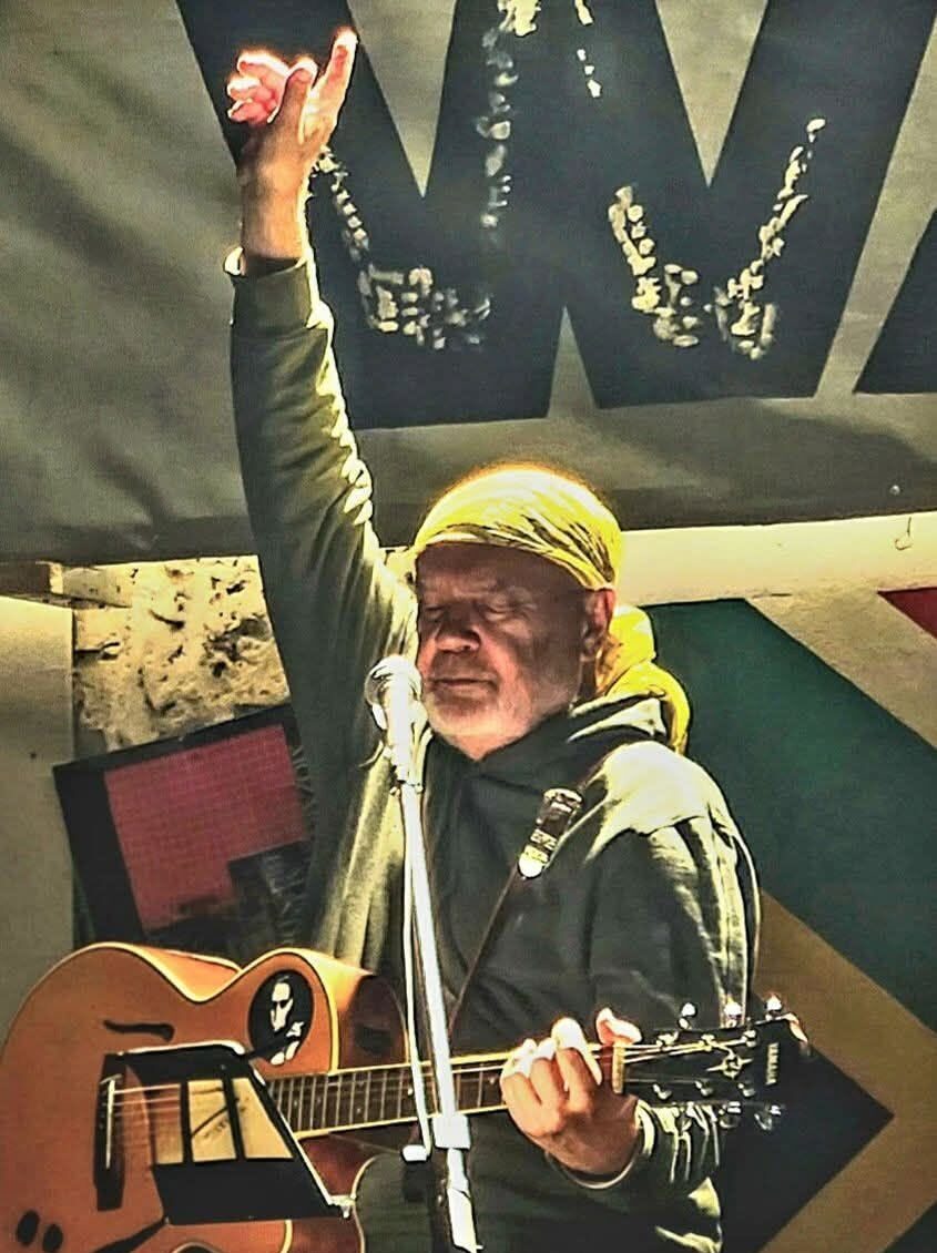 Jul gunsteling Afrikaanse sanger/liedjieskrywer KOOS KOMBUIS is weer by Die Boer teater in Durbanville die 19de Junie. Kom drink ‘n glasie wyn saam met Koos, en luister na sy stories, sy wel en sy weë, en sy ou en nuwe liedjies. Vir bespreking kontak 021 979 1911 / www.dieboer.com